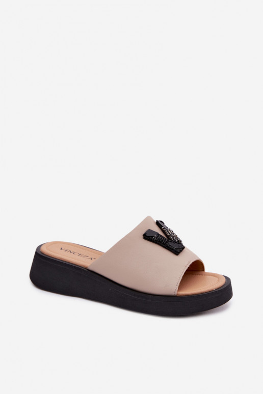 Zapatillas de cuero para mujer con parte superior en forma de V en plataforma Vinceza 66950, color arena
