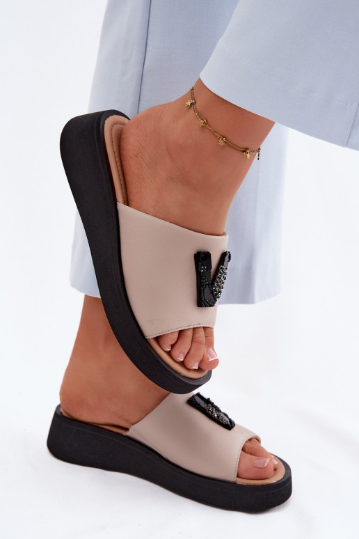 Zapatillas de cuero FemeninoLiterą V con una plataforma Vinceza 66950 beige