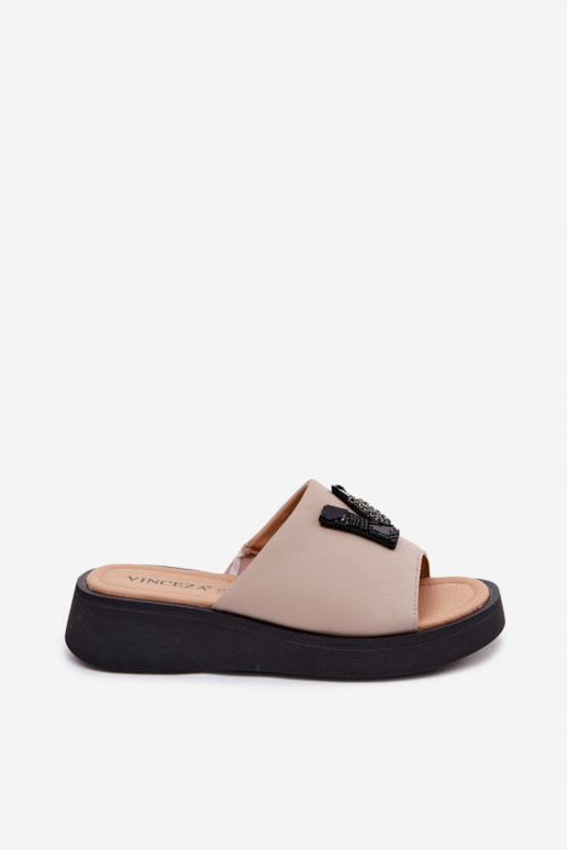 Zapatillas de cuero para mujer con parte superior en forma de V en plataforma Vinceza 66950, color arena