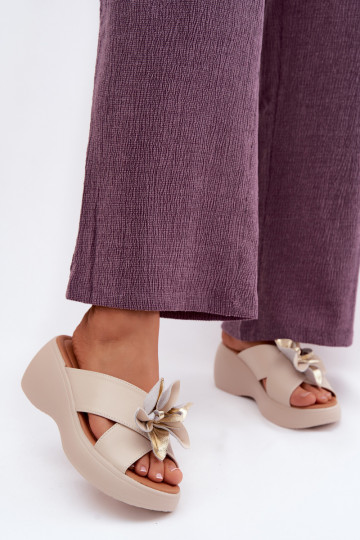 Zapatillas de cuero con una plataforma Con decoraciones Una flor Vinceza 41511 beige 2