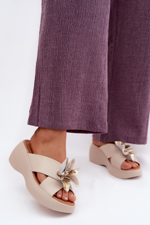 Zapatillas de cuero con una plataforma Con decoraciones Una flor Vinceza 41511 beige