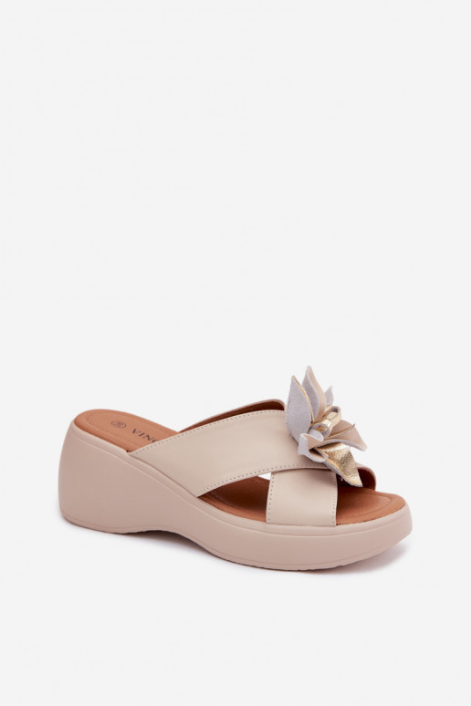 Zapatillas de cuero con plataforma y flores decorativas Vinceza 41511, color arena
