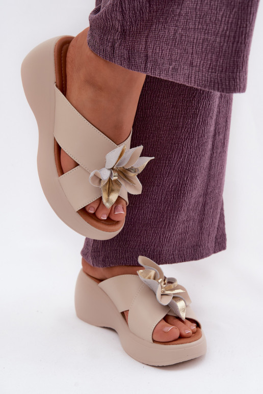 Zapatillas de cuero con plataforma y flores decorativas Vinceza 41511, color arena