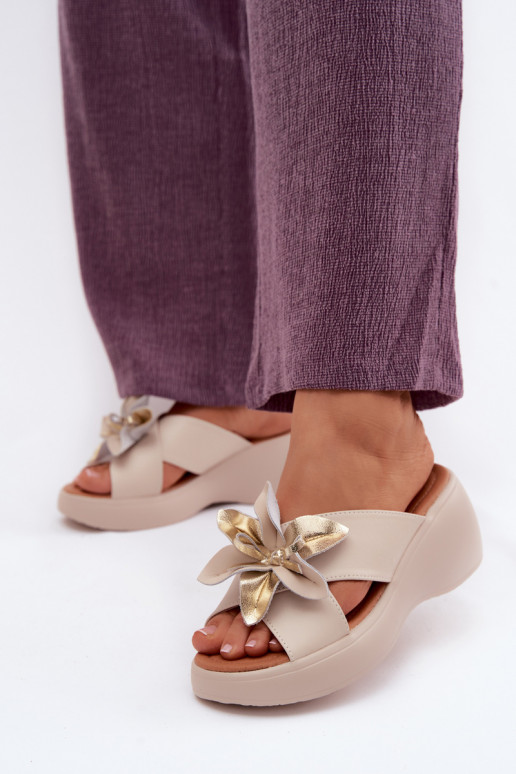 Zapatillas de cuero con una plataforma Con decoraciones Una flor Vinceza 41511 beige