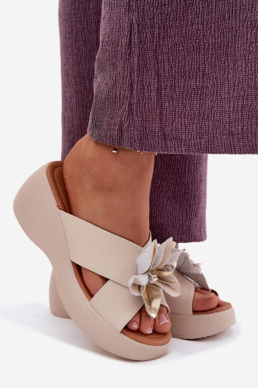 Zapatillas de cuero con una plataforma Con decoraciones Una flor Vinceza 41511 beige