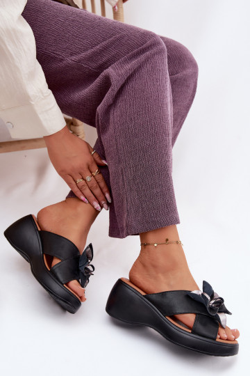 Zapatillas de cuero con una plataforma Con decoraciones Una flor Vinceza 41511 de color negro