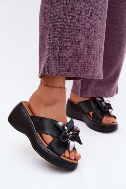 Zapatillas de cuero con una plataforma Con decoraciones Una flor Vinceza 41511 de color negro