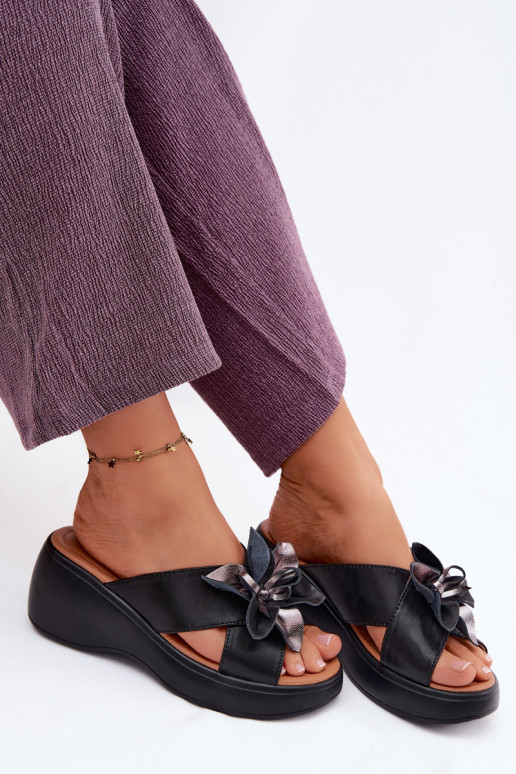 Zapatillas de cuero con una plataforma Con decoraciones Una flor Vinceza 41511 de color negro