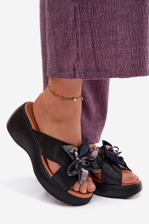 Zapatillas de cuero con una plataforma Con decoraciones Una flor Vinceza 41511 de color negro