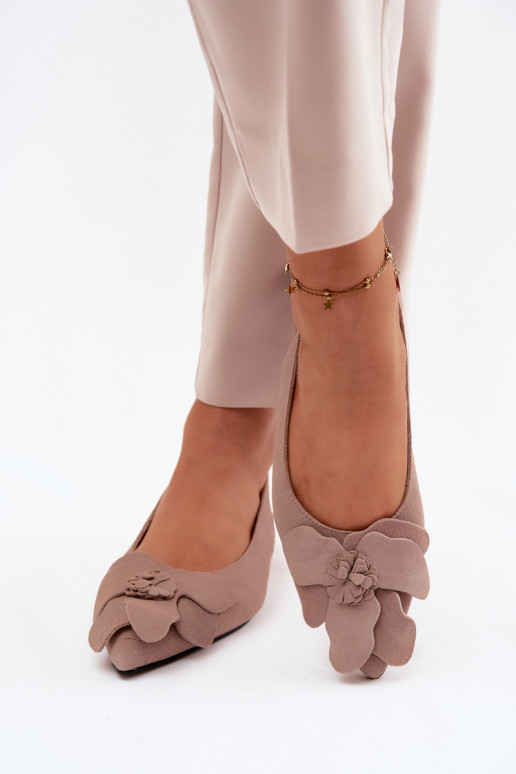 sandalias Piel de gamuza con tacones anchos Con decoraciones Una flor Vinceza 66951 beige
