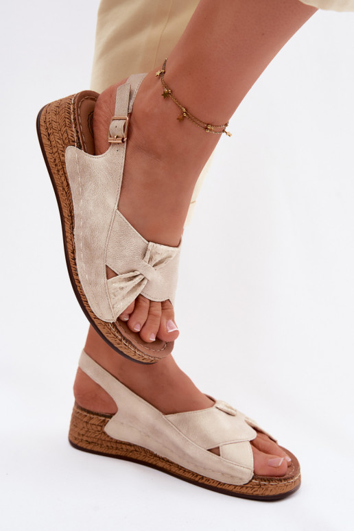 Sandalias cómodas de mujer. con una plataforma color dorado Iggy