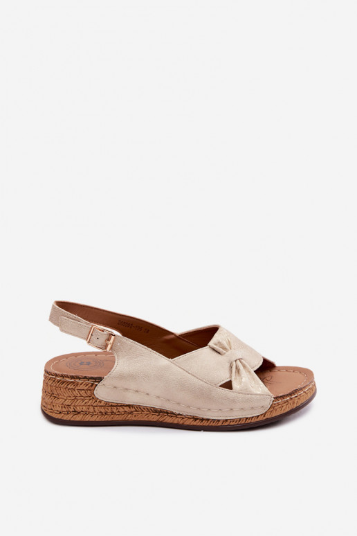 Sandalias cómodas de mujer. con una plataforma color dorado Iggy