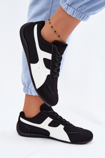 Zapatillas modelo zapatos. Femenino de color negro Tiene queple