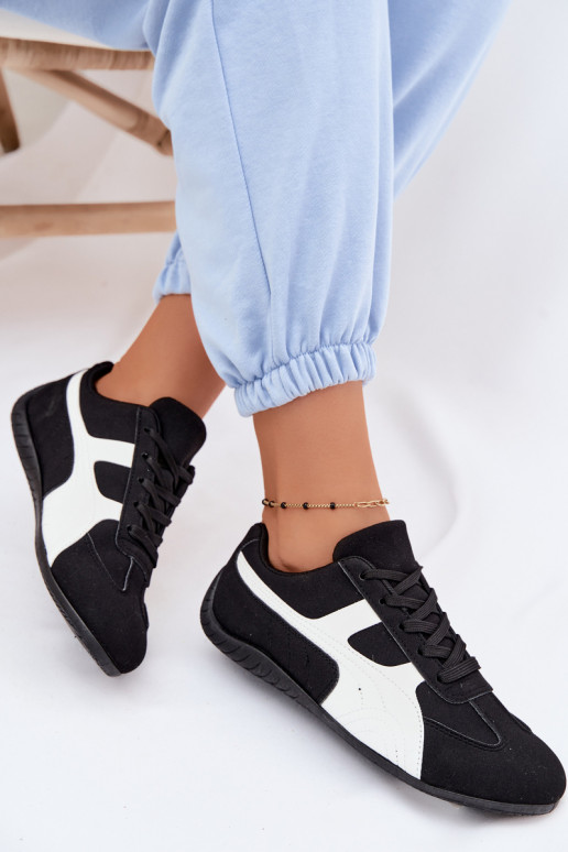 Zapatillas modelo zapatos. Femenino de color negro Tiene queple