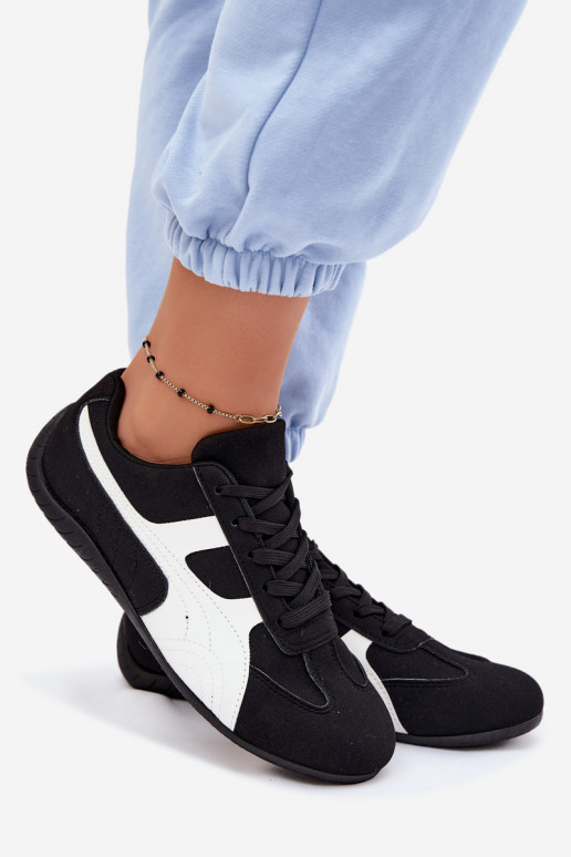 Zapatillas modelo zapatos. Femenino de color negro Tiene queple