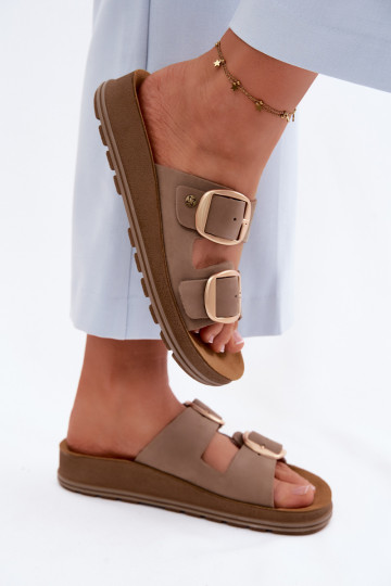 Zapatillas de cuero con hebillas en color arena