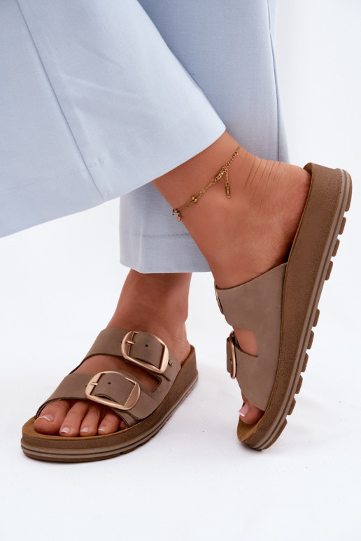 Zapatillas de cuero con hebillas en color arena