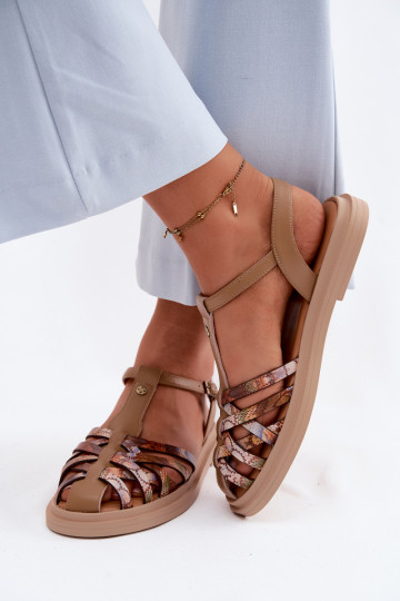 Sandalias planas de cuero para mujer con tiras en color arena 2