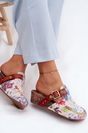 Zapatillas de cuero Mule Femenino con una plataforma con flores Tiene queciejka K7409-15 Colores diferentes