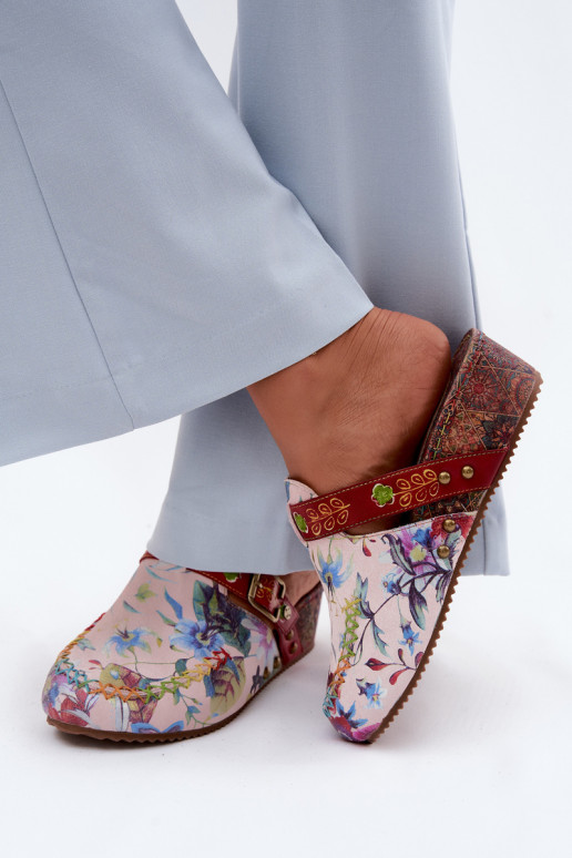 Zapatillas de cuero Mule Femenino con una plataforma con flores Tiene queciejka K7409-15 Colores diferentes