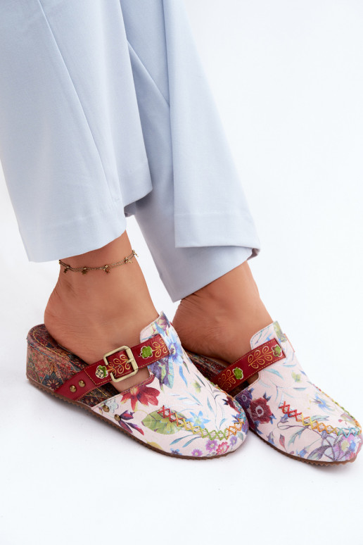 Zapatillas de cuero Mule Femenino con una plataforma con flores Tiene queciejka K7409-15 Colores diferentes