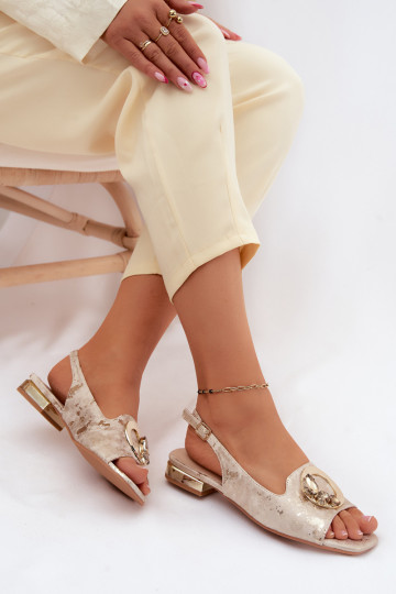Sandalias planas para mujer con adornos en color dorado