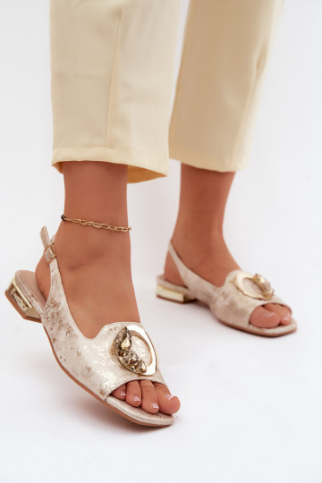 Sandalias planas para mujer con adornos en color dorado 2