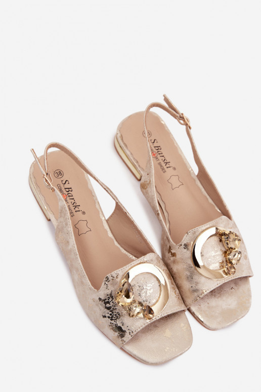 Sandalias planas para mujer con adornos en color dorado