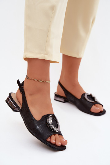 Sandalias planas para mujer con adornos en color negro