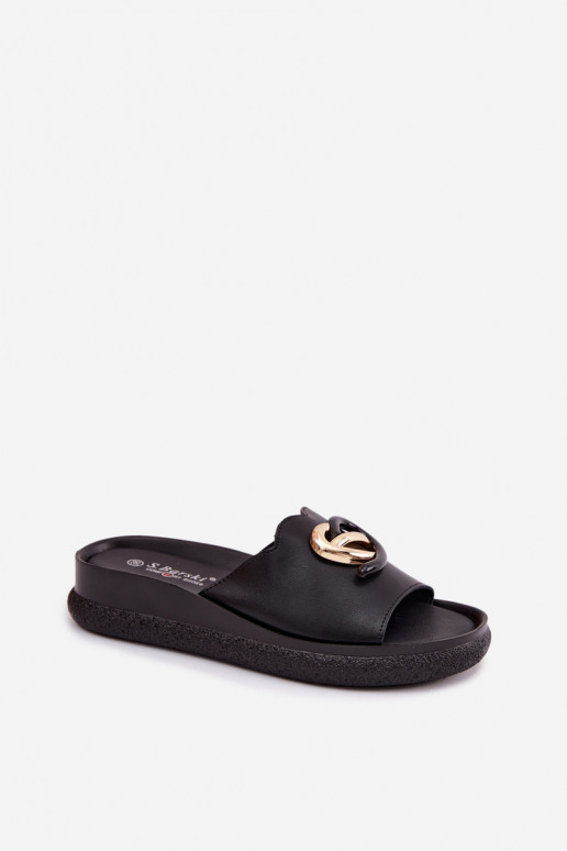 Zapatillas de cuero con detalles decorativos en negro