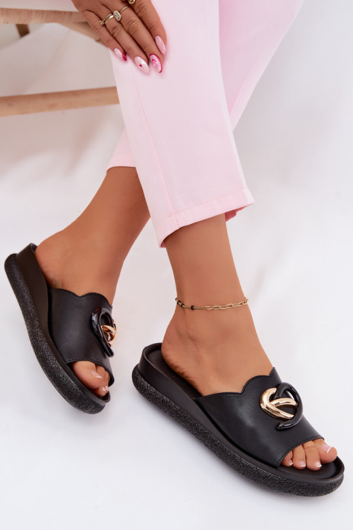 Zapatillas de cuero con detalles decorativos en negro