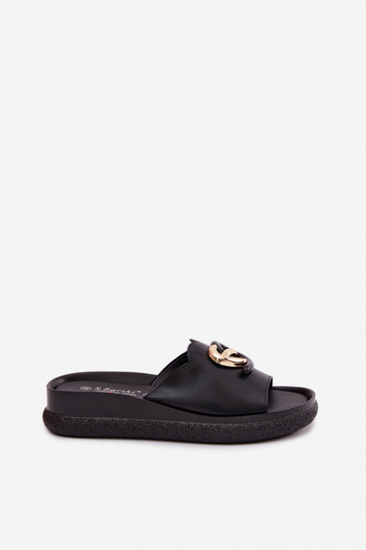 Zapatillas de cuero con detalles decorativos en negro