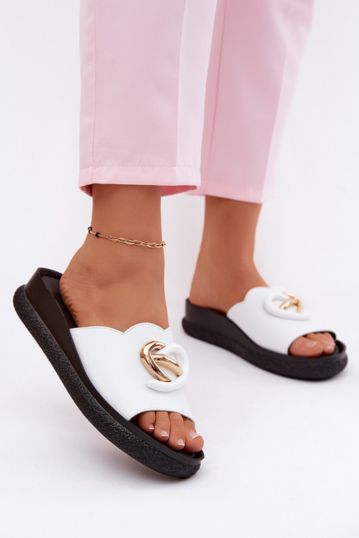 Zapatillas de cuero con detalles decorativos en blanco
