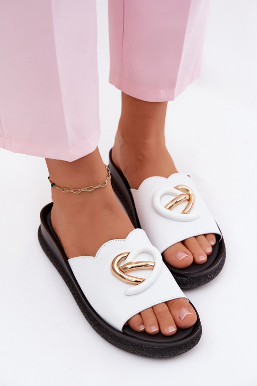 Zapatillas de cuero con detalles decorativos en blanco