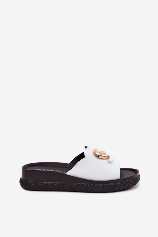 Zapatillas de cuero con detalles decorativos en blanco