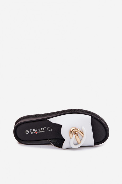 Zapatillas de cuero con detalles decorativos en blanco