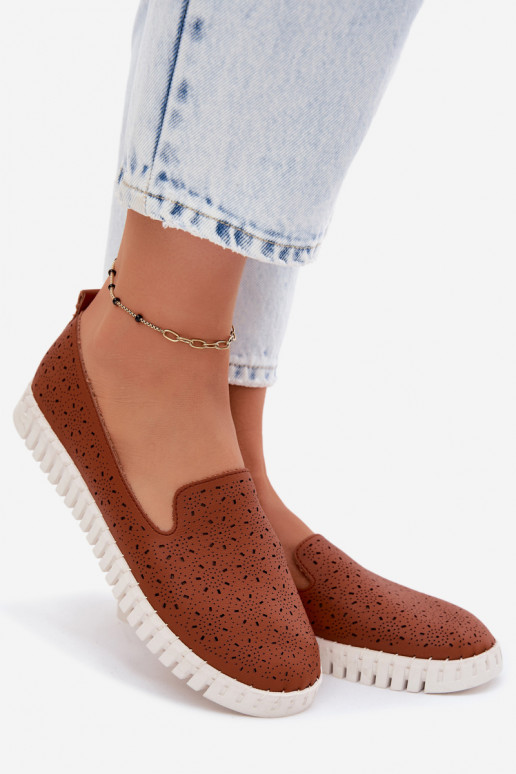 con elementos calados Un modelo convincente zapatos Femenino color marrón Salty