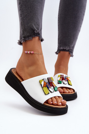 Zapatillas de cuero para mujer con adornos blancas Asames