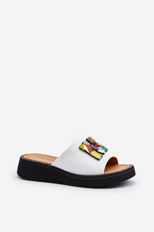 Zapatillas de cuero Femenino con adornos el color blanco Asames