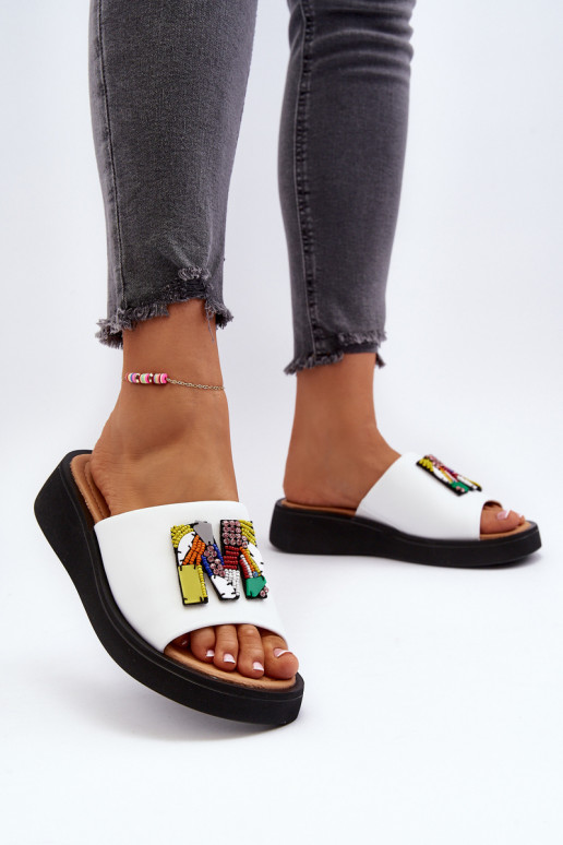 Zapatillas de cuero para mujer con adornos blancas Asames