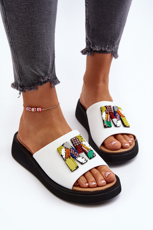 Zapatillas de cuero para mujer con adornos blancas Asames