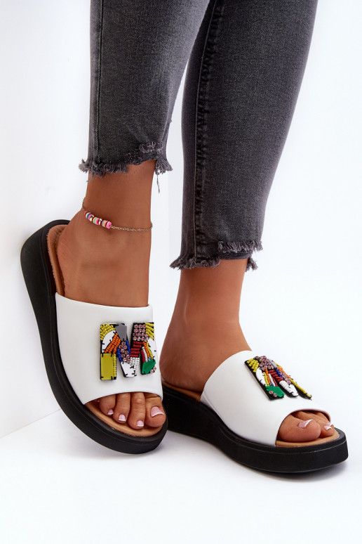 Zapatillas de cuero para mujer con adornos blancas Asames