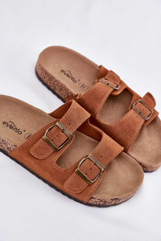 Zapatillas de ante marrones sobre suela de corcho con hebillas Tavira