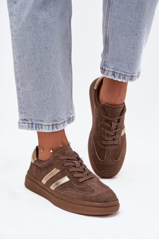 Zapatillas modelo zapatos. Femenino de gamuza con una plataforma color marrón Sylviona