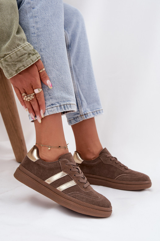 Zapatillas modelo zapatos. Femenino de gamuza con una plataforma color marrón Sylviona