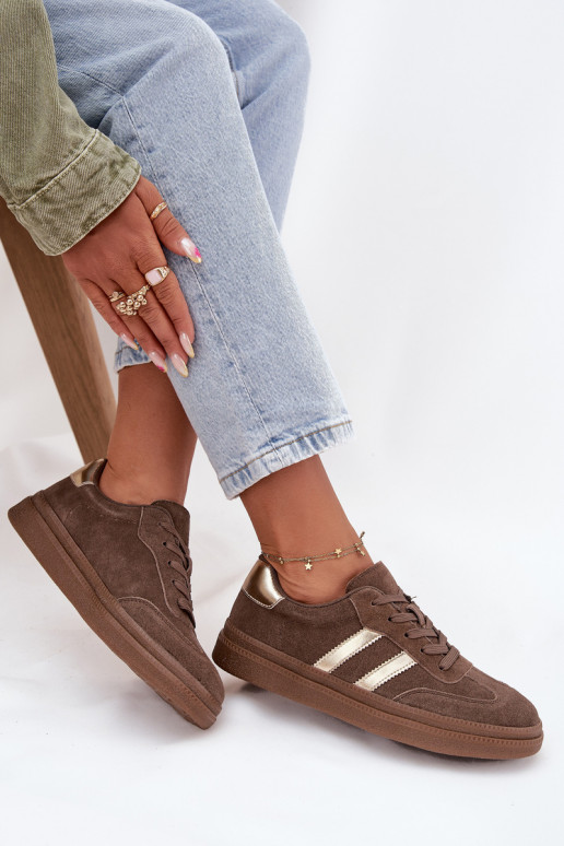 Zapatillas modelo zapatos. Femenino de gamuza con una plataforma color marrón Sylviona