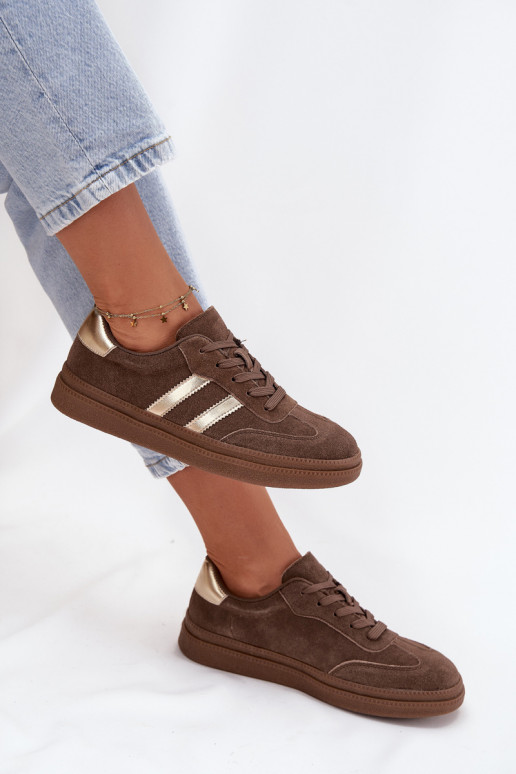 Zapatillas modelo zapatos. Femenino de gamuza con una plataforma color marrón Sylviona