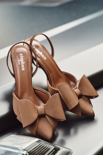 Zapatos de tacón marrón con talón abierto y lazo Eklevia