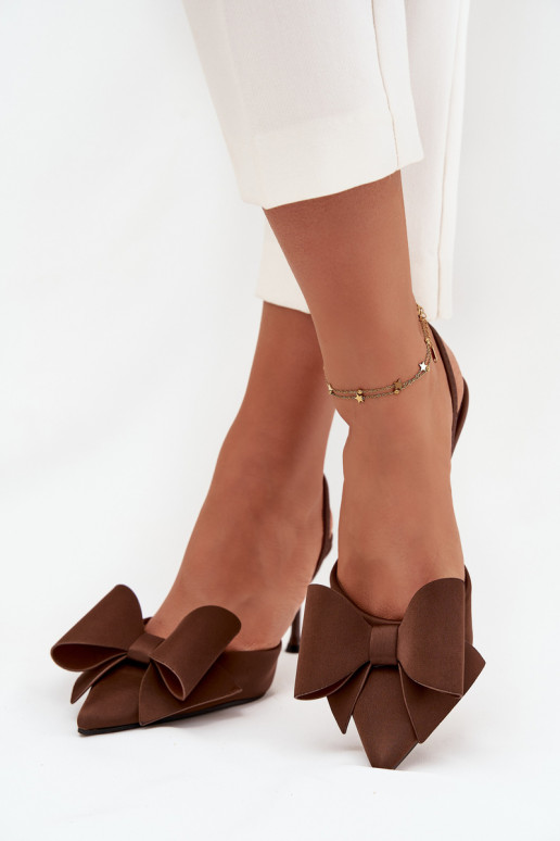 Zapatos de tacón marrón con talón abierto y lazo Eklevia