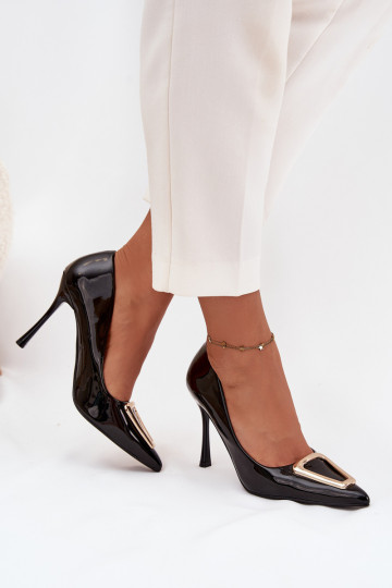 Zapatos de tacón negros con efecto charol y detalles dorados Paivelle